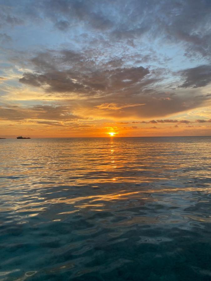 Ocean Breeze Maldives Hotel Thulusdhoo Eksteriør billede